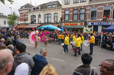 821406 Afbeelding van het optreden van de Antilliaanse drumband New Legends in de Kanaalstraat te Utrecht, ter ...